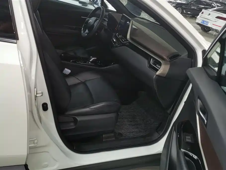 Toyota C-HR EV 2020 Premium Sunroof Edition фото 8