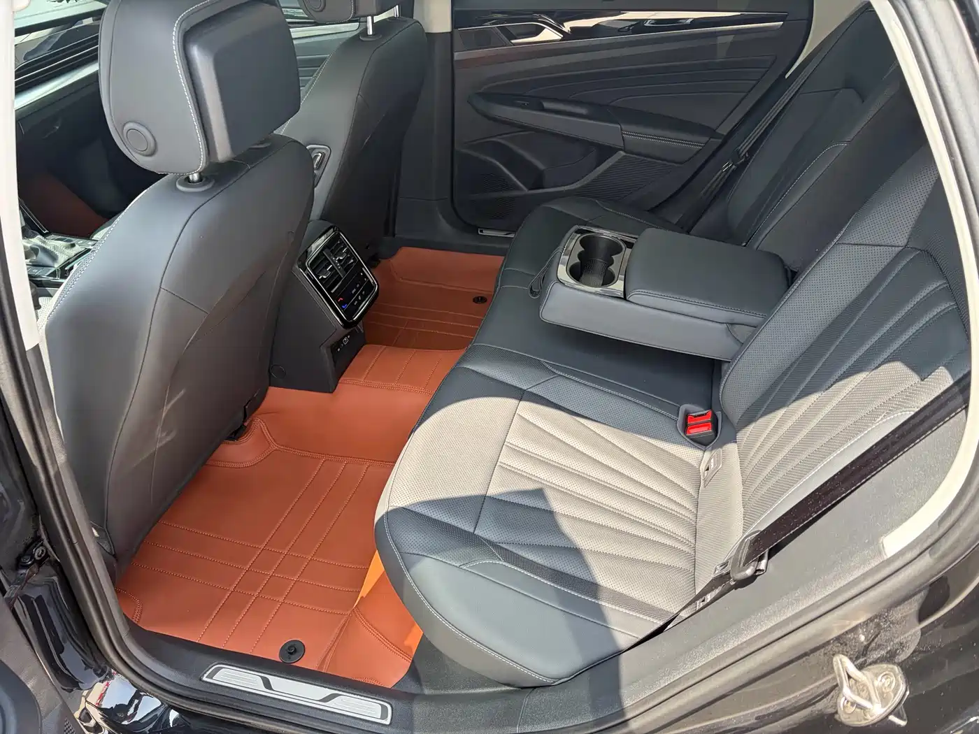 Volkswagen Passat 2025 Outstanding 380TSI Starlight Dragon Glory Edition фото 7