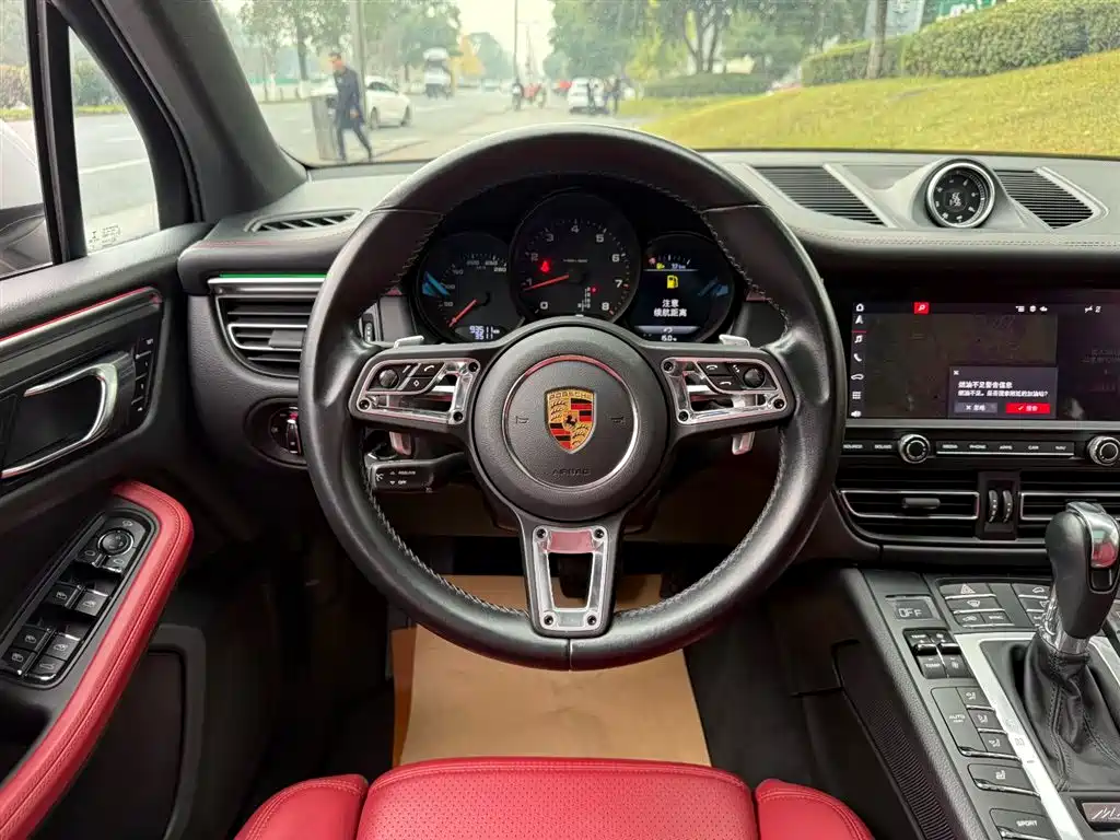 PORSCHE MACAN