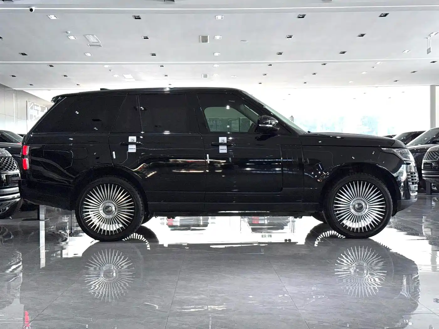 Land Rover Range Rover 2020 3.0 L6 Heritage Edition фото 15