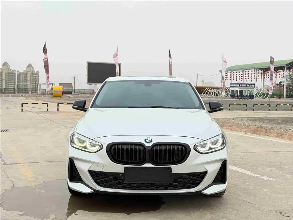 BMW 1 Series 2021 120i M Sport Shadow Edition фото 2