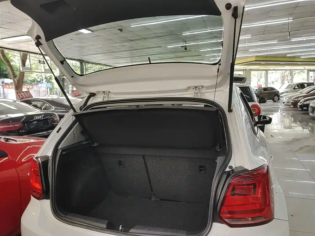 Volkswagen Polo 2016 1.6L Automatic Comfort фото 19