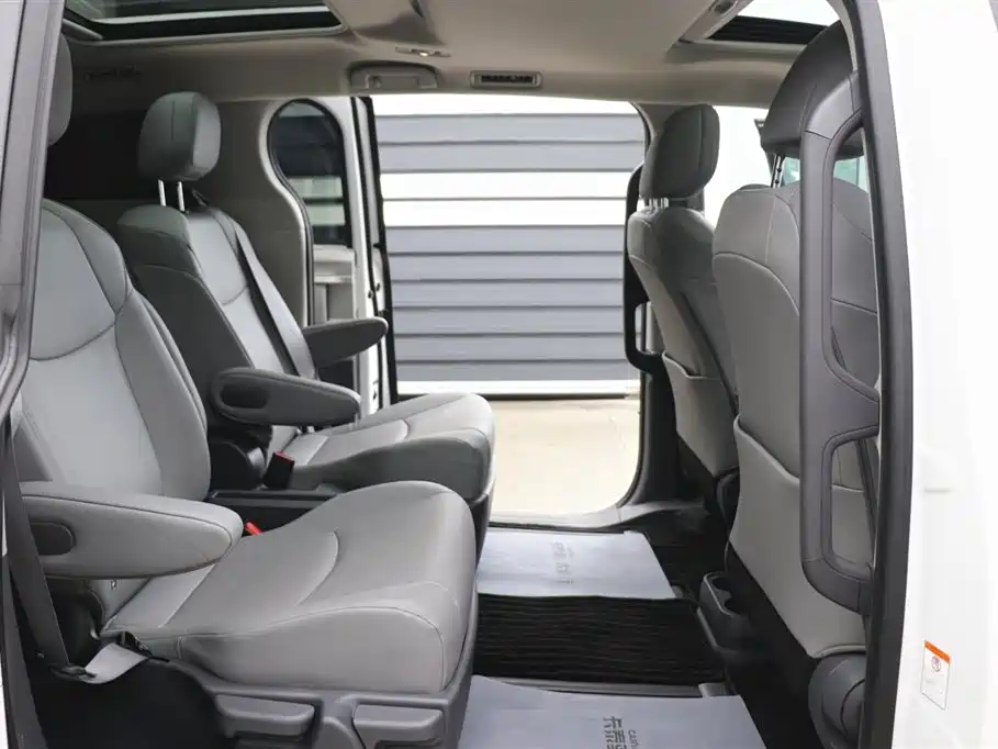 Toyota Granvia 2023 2.5L Hybrid Luxury Edition фото 23