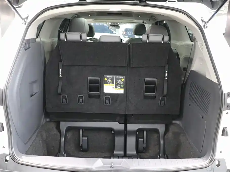 Toyota Granvia 2023 2.5L Hybrid Luxury Edition фото 30