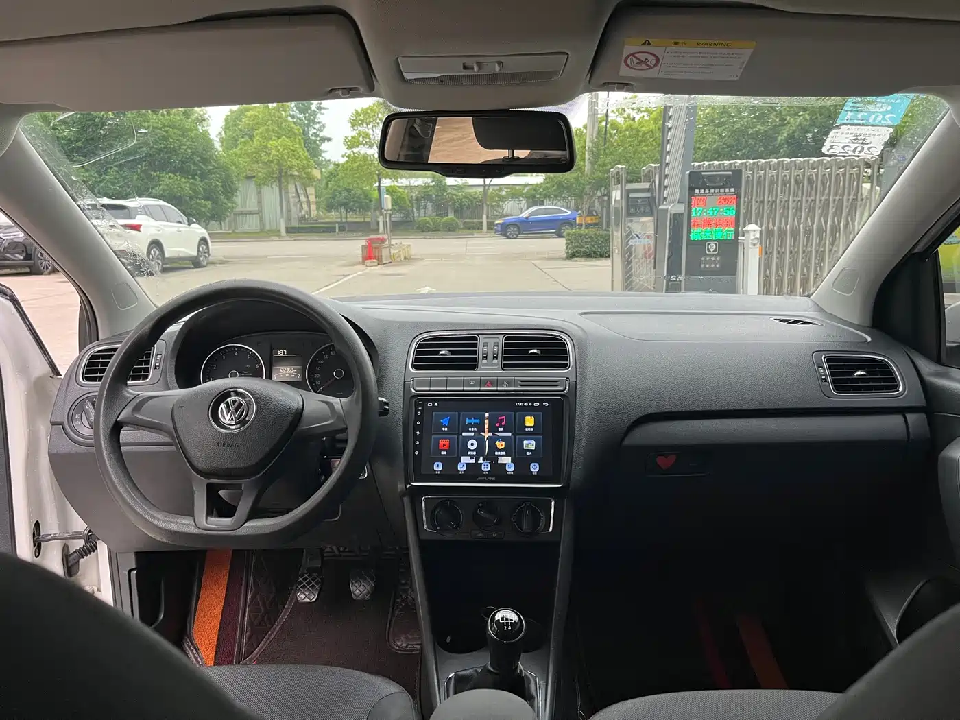 Volkswagen Polo 2014 1.4L Manual Comfort Edition фото 9