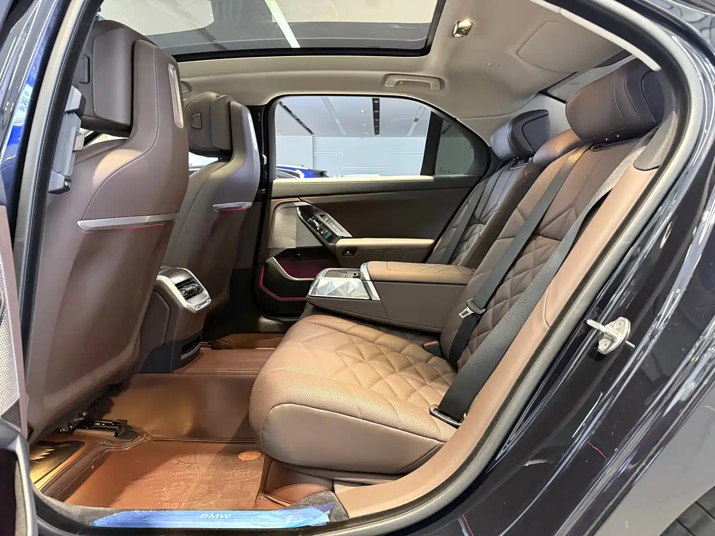 BMW 7 Series 2023 Model 735Li Luxury Package фото 13