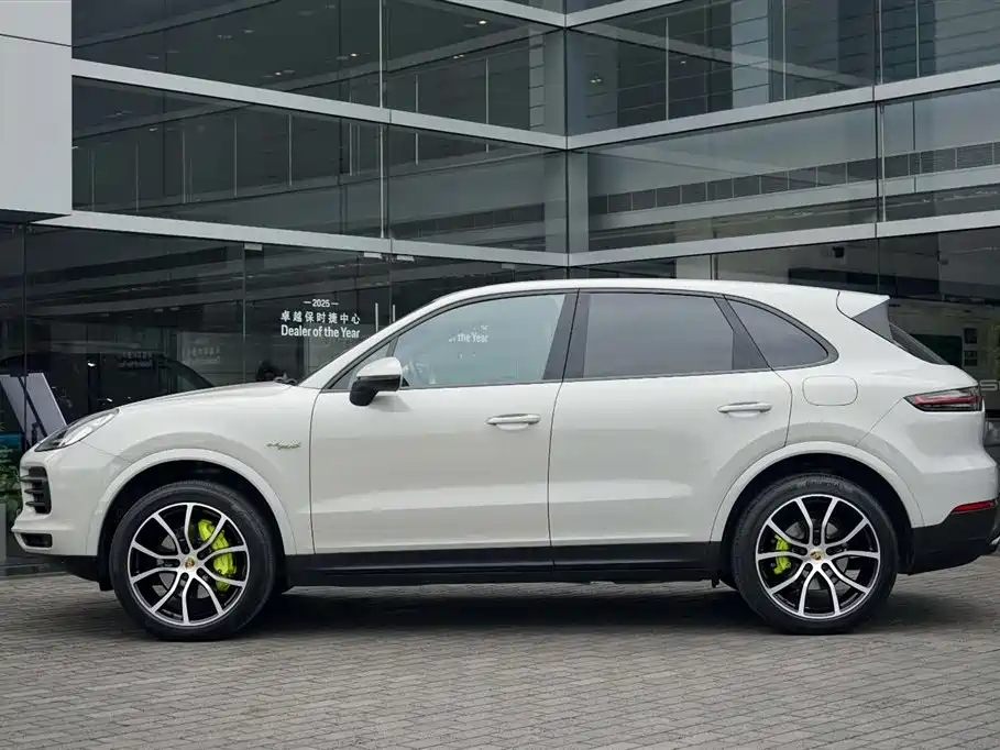 Porsche Cayenne New Energy 2023 Cayenne E-Hybrid 2.0T Platinum Edition фото 2