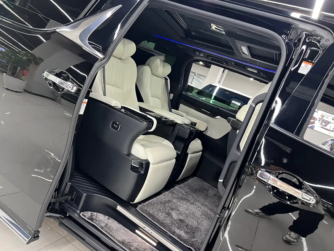 Lexus LM 2020 300h Seven-Seater Elegance Edition фото 13