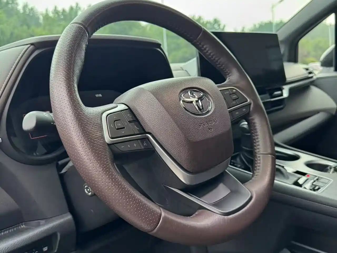 Toyota Granvia 2023 2.5L Hybrid Flagship VIP Edition фото 13