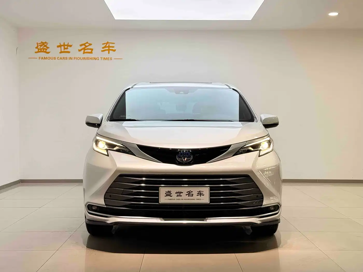 Toyota Sienna 2023 2.5L Hybrid Luxury Edition фото 2