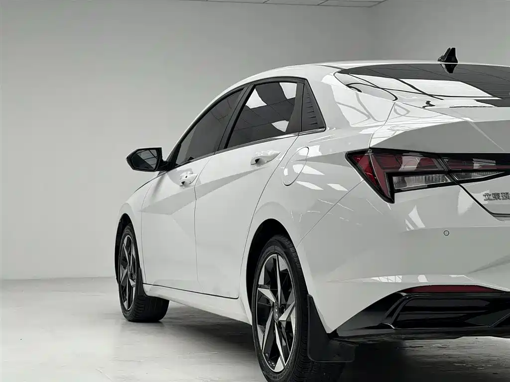 Hyundai Elantra 2021 1.5L CVT LUX Premium Edition фото 9