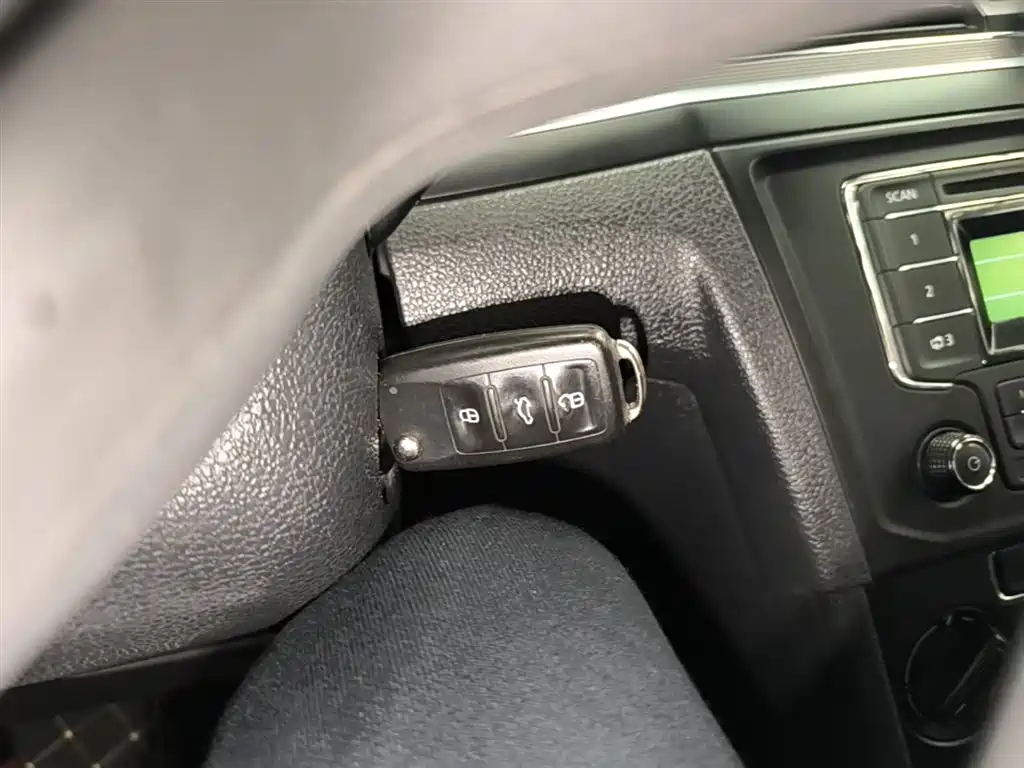Volkswagen Bora 2016 Model 1.6L Manual Fashion фото 9