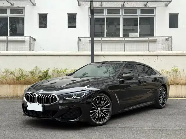 BMW 8 SERIES