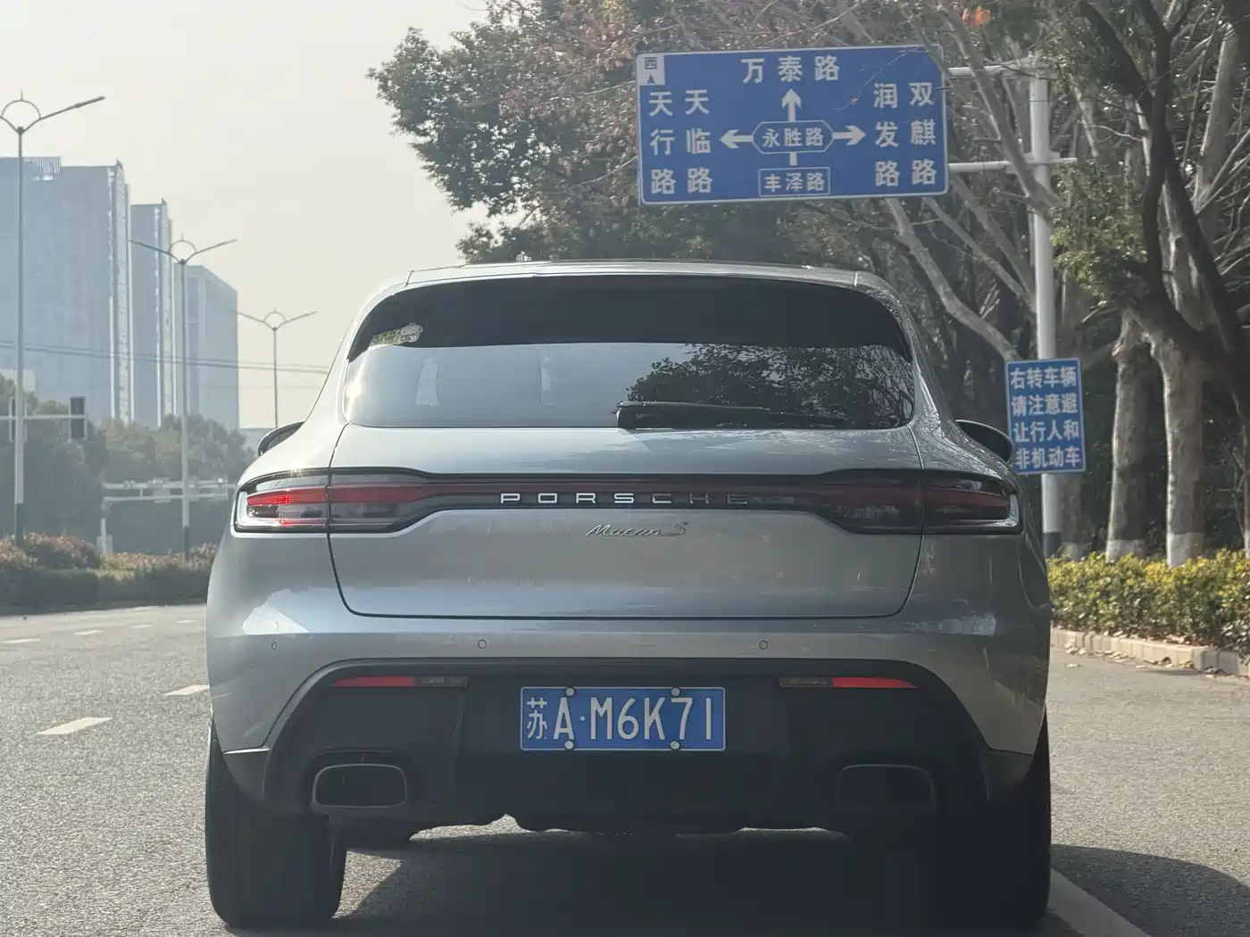 PORSCHE MACAN