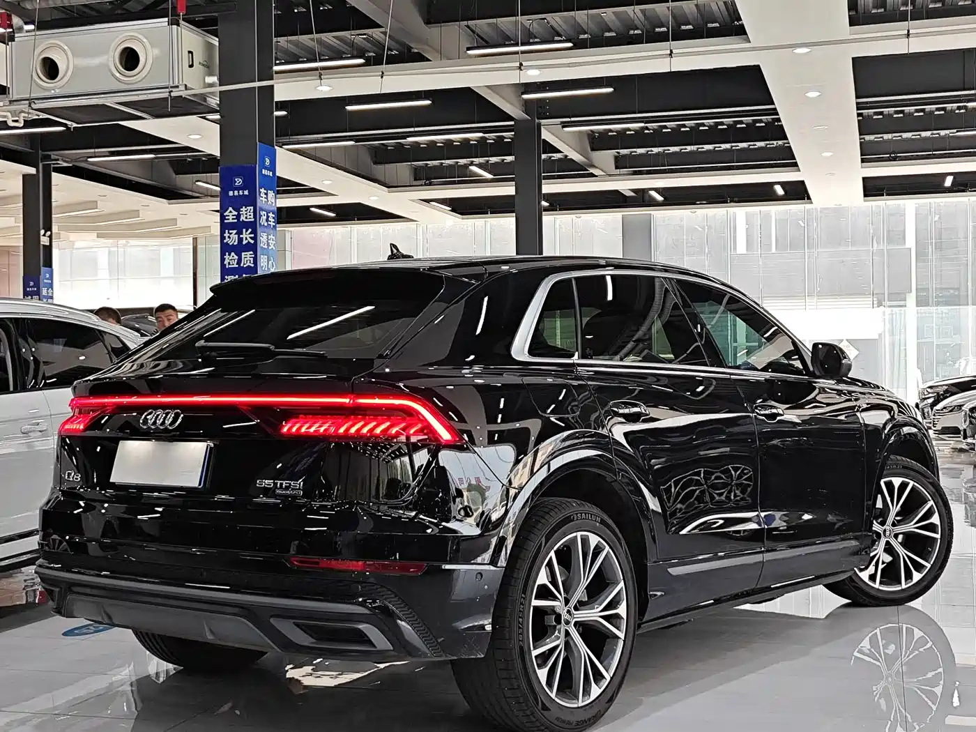 AUDI Q8