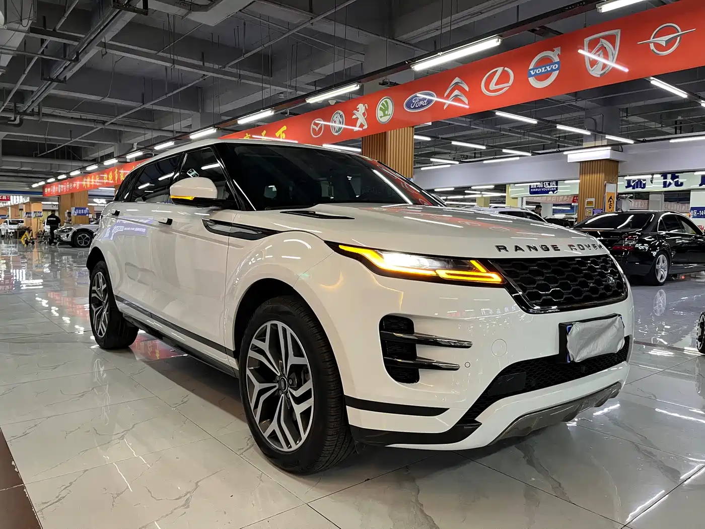 Land Rover Range Rover Evoque 2023 Range Rover Evoque L 249PS Luxury Edition фото 6