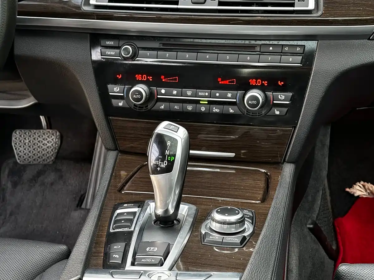 BMW 7 Series 2009 740Li Premium фото 11