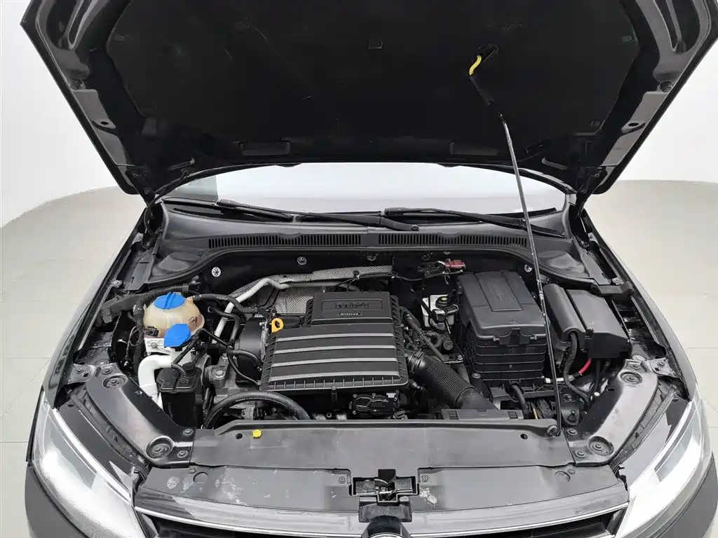 Volkswagen Sagitar 2015 1.6L Automatic Comfort фото 6