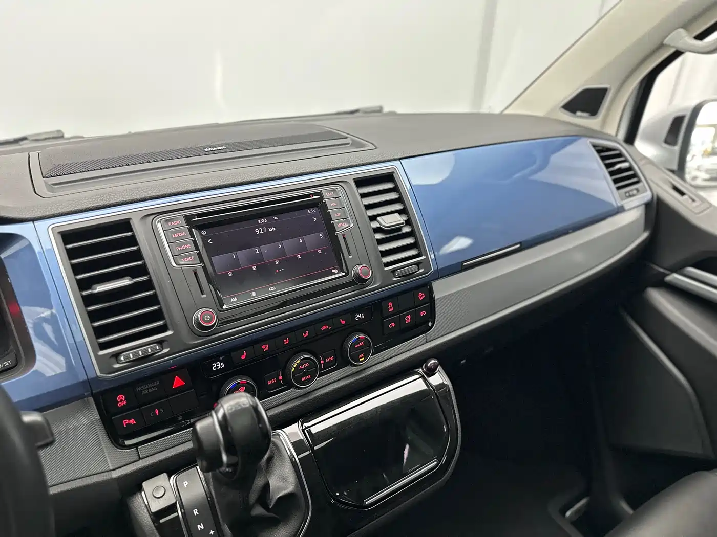 Volkswagen Multivan 2018 2.0TSI 4WD Leisure Edition 7-Seater фото 28