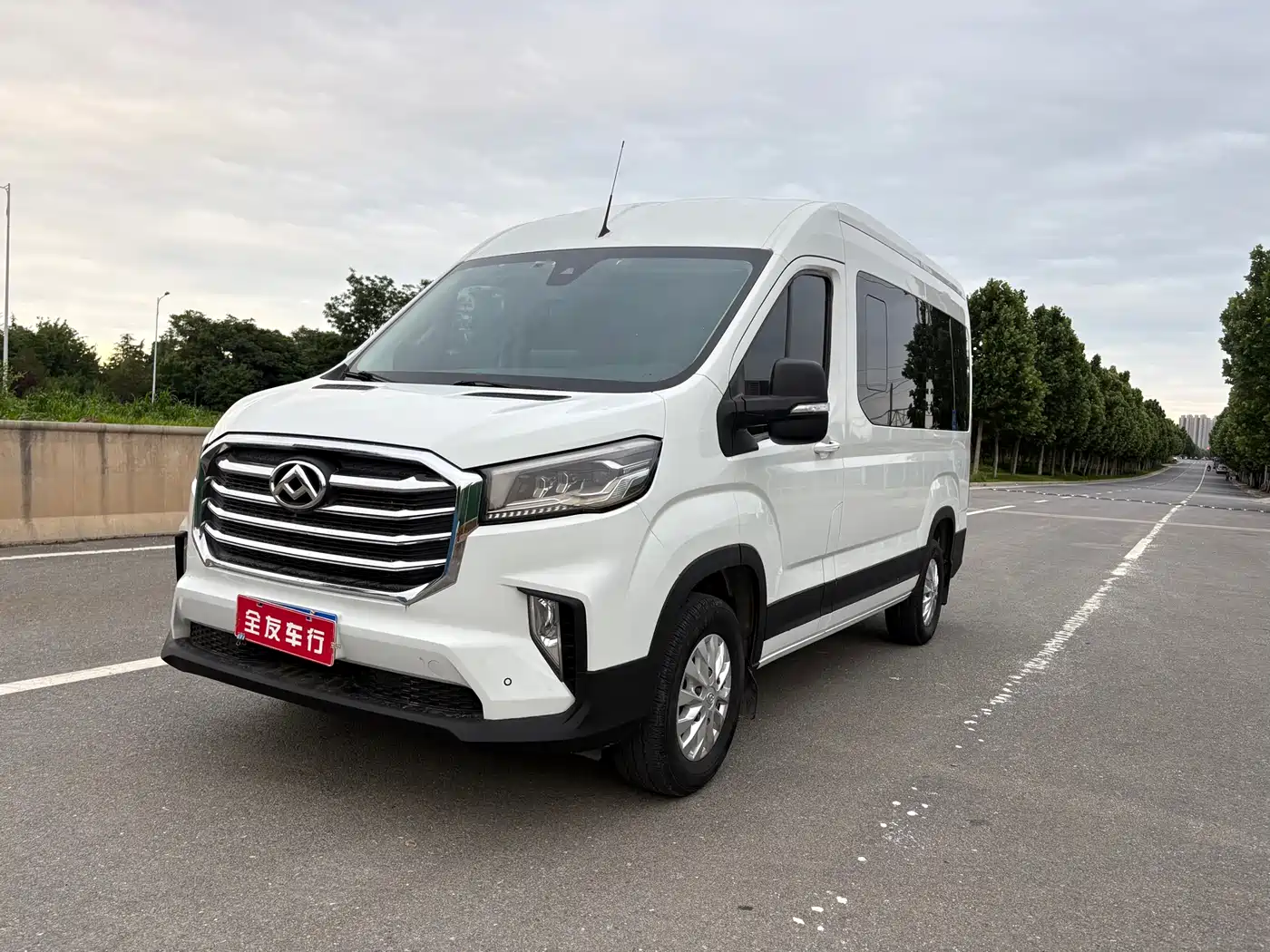 SAIC Maxus Xintu V90 2021 2.0T Automatic Smart Transporter RWD Single Tire Long Wheelbase High Roof 7-seater