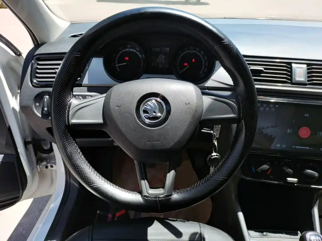 Фото 7 - Škoda Rapid