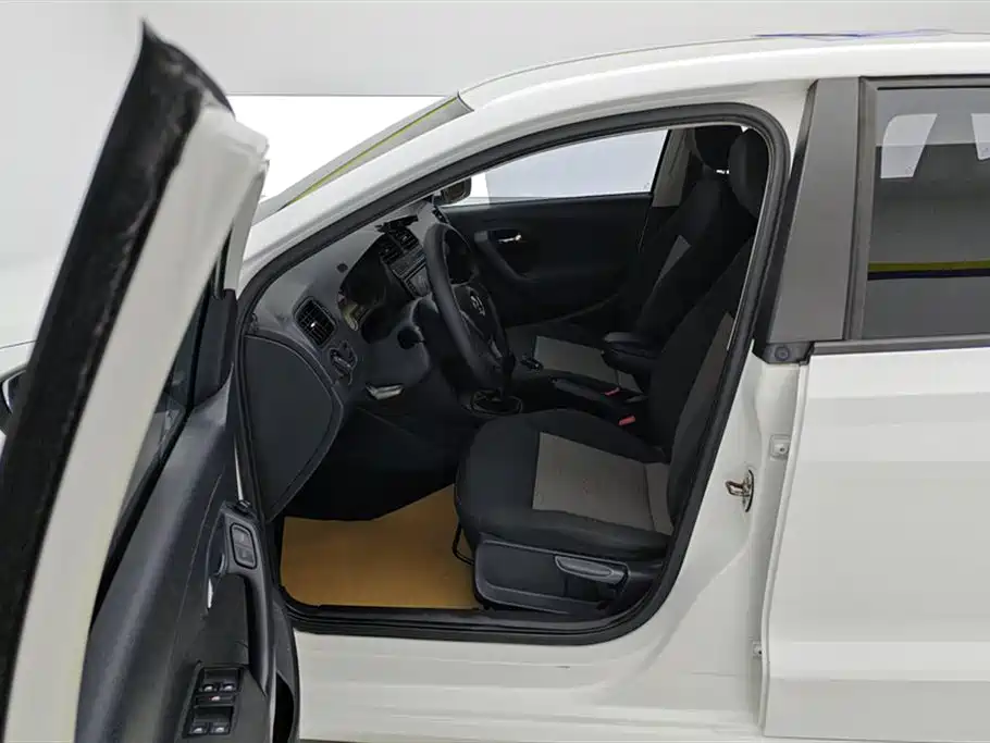 Volkswagen Polo 2014 1.4L Manual Trend Edition фото 9