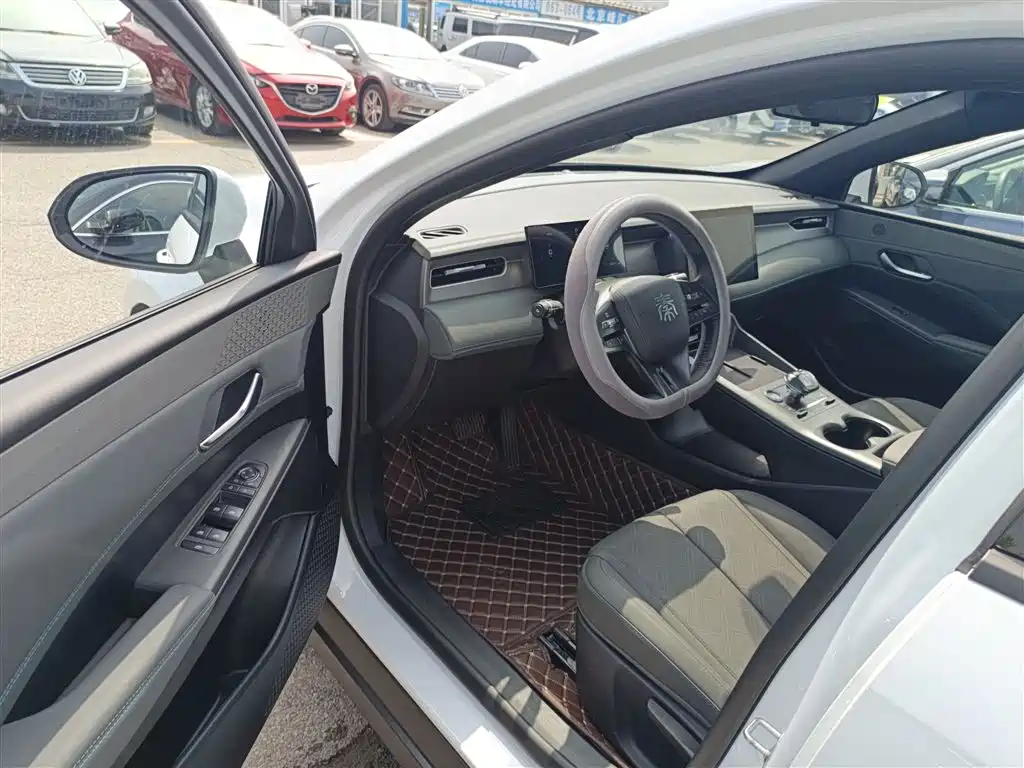 BYD Qin PLUS 2025 DM-i Smart Drive 55KM Leader фото 16