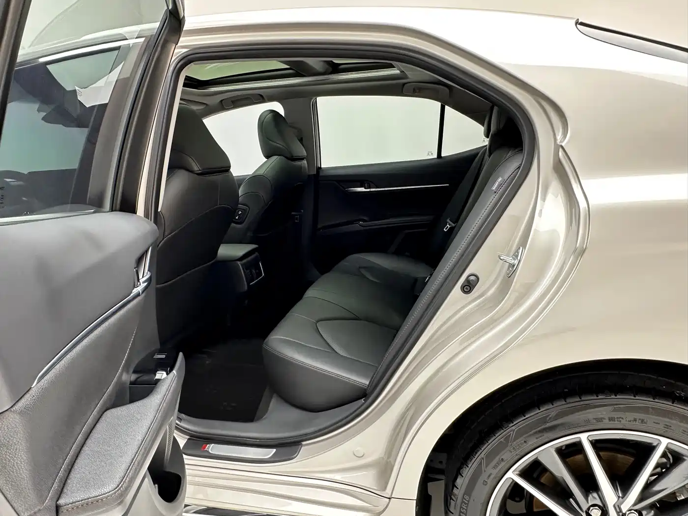 Toyota Camry 2023 2.5G Luxury Edition фото 8