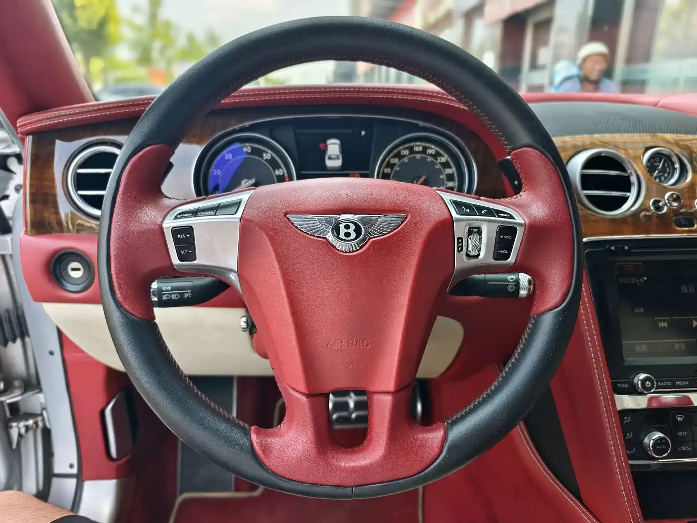 Фото 22 - Bentley Flying Spur