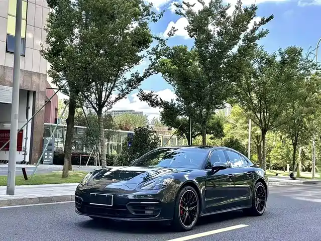 PORSCHE PANAMERA