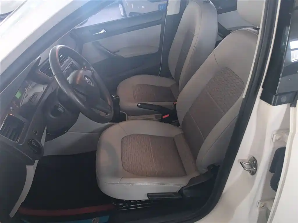 Škoda Rapid 2016 1.6L Manual Pioneer Edition фото 15