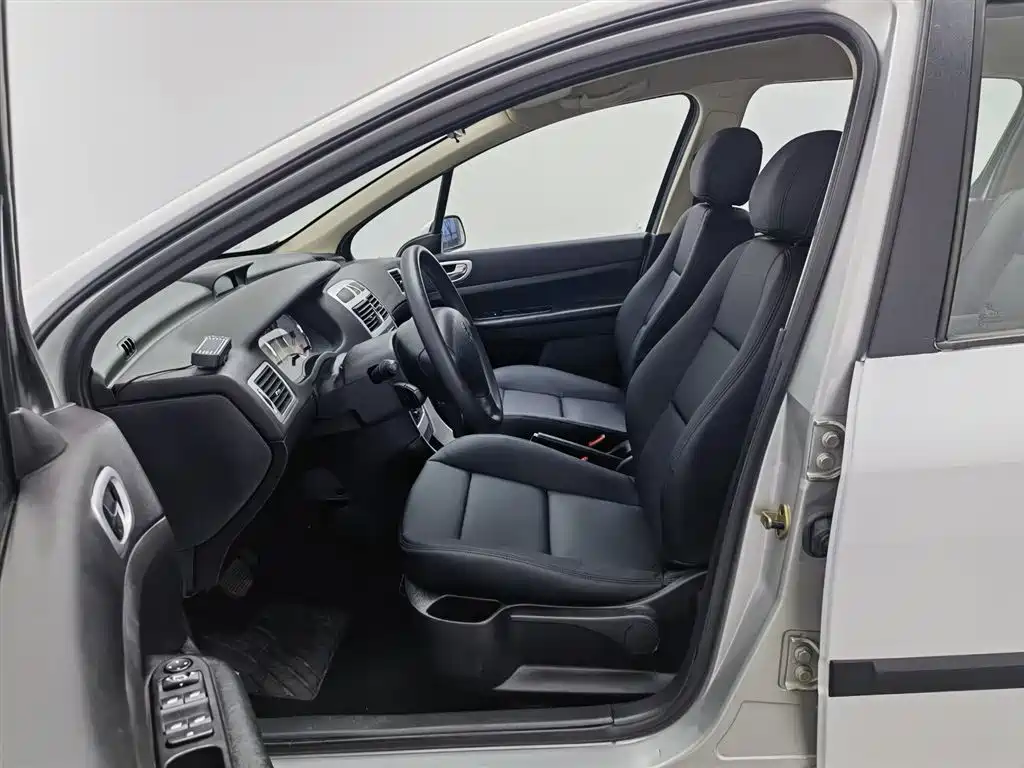 Peugeot 307 2010 Model Hatchback 2.0L Automatic Comfort Edition фото 10