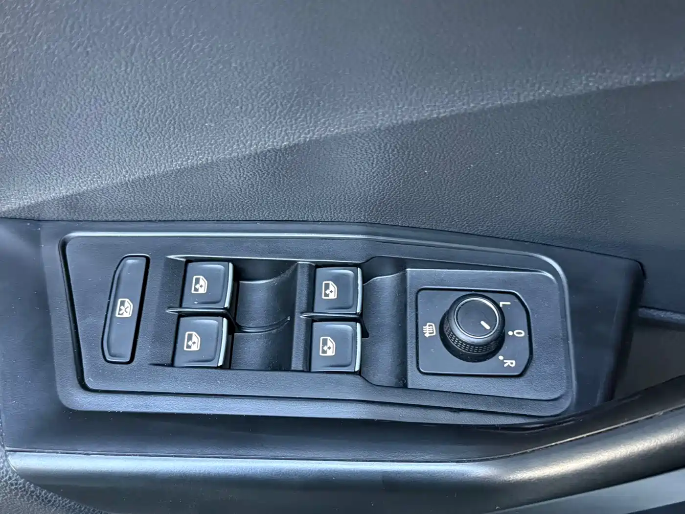 VOLKSWAGEN T ROC EXPLORING SONGS