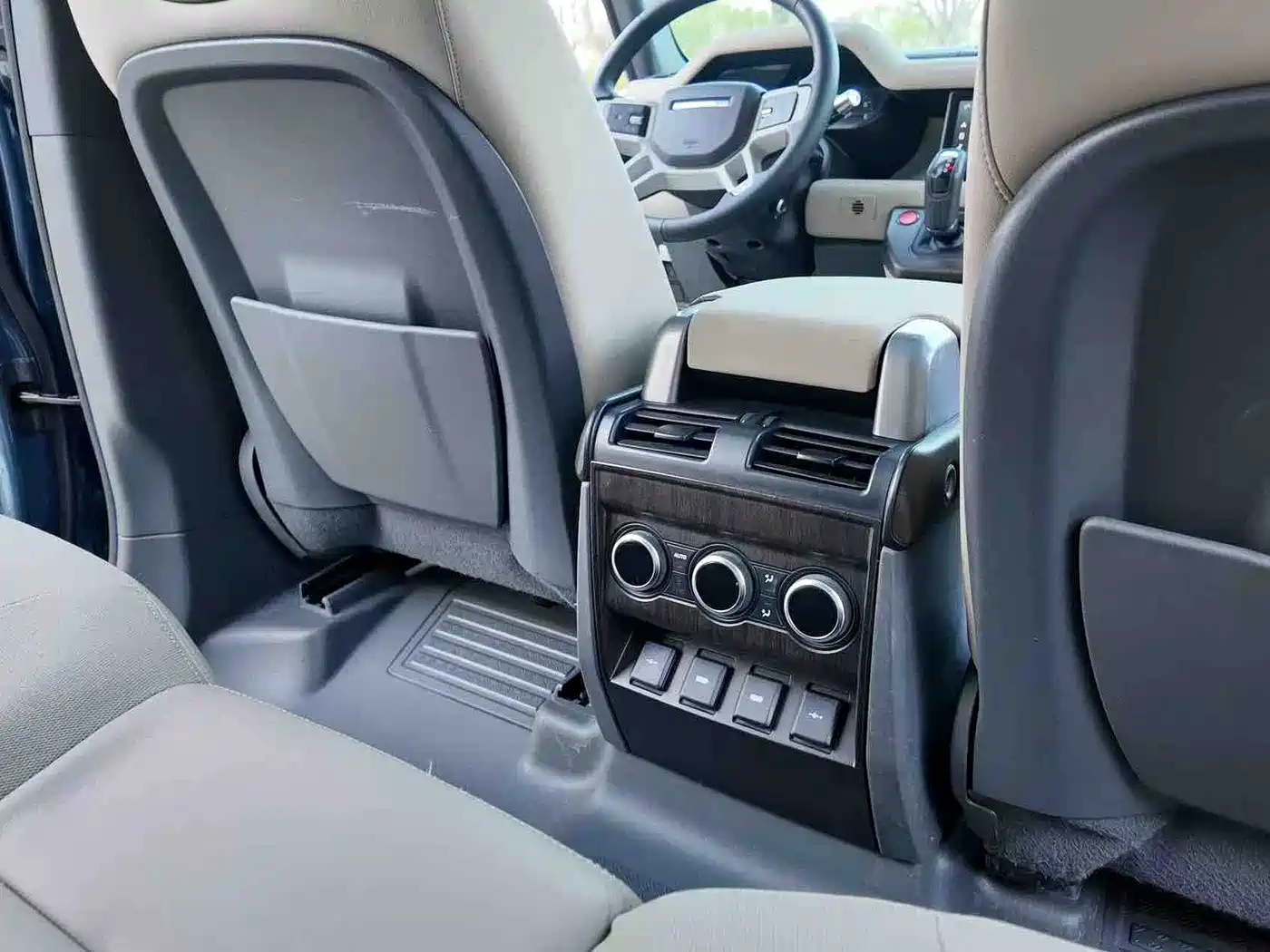 Land Rover Defender 2021 110 P400 SE фото 10