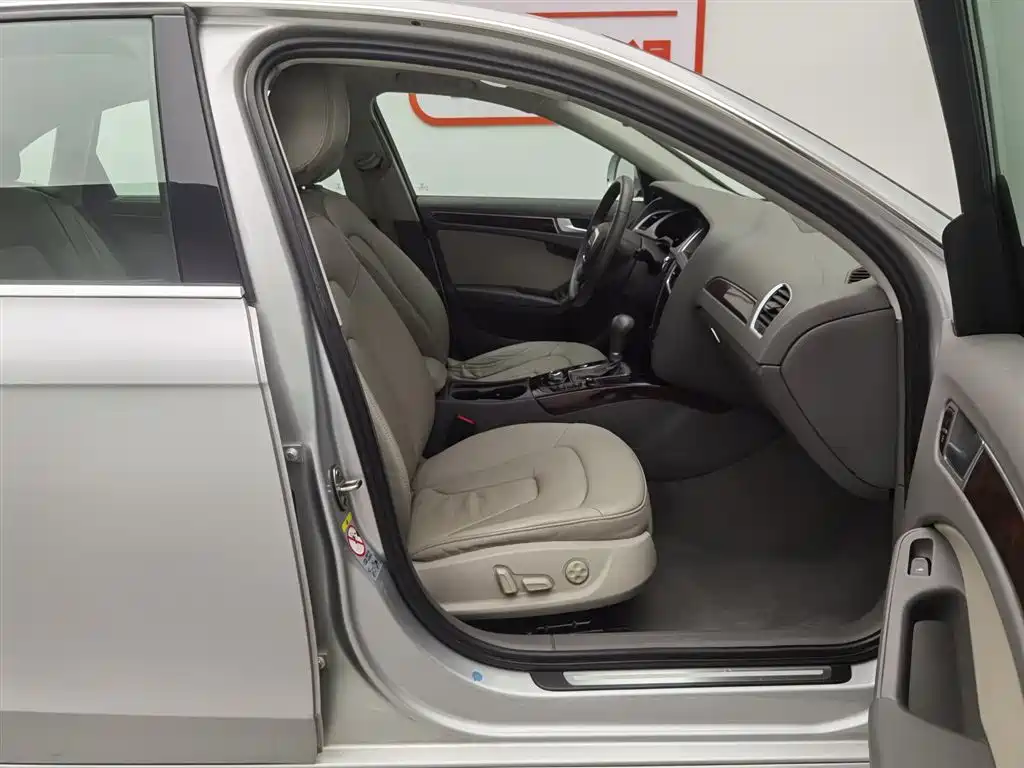 Audi A4L 2010 2.0 TFSI Luxury фото 23