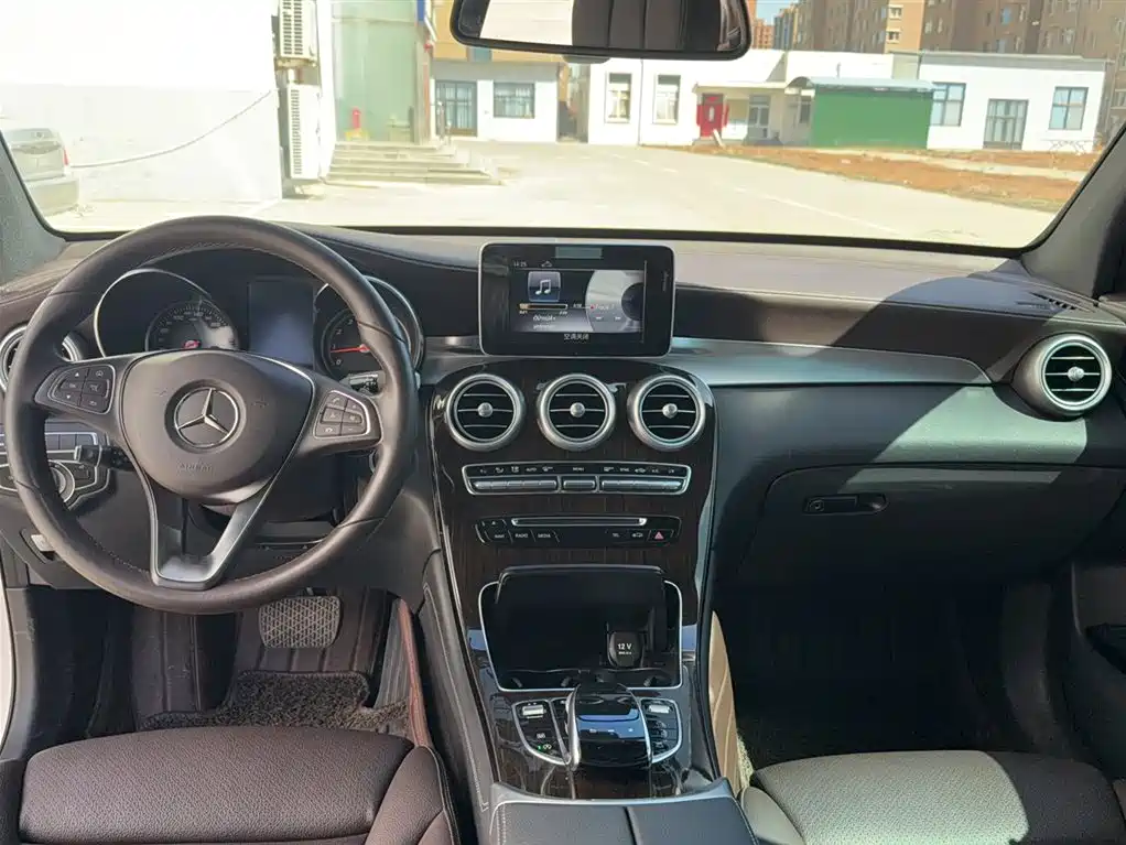 Mercedes-Benz GLC 2019 Facelift GLC 260 L 4MATIC Luxury фото 16