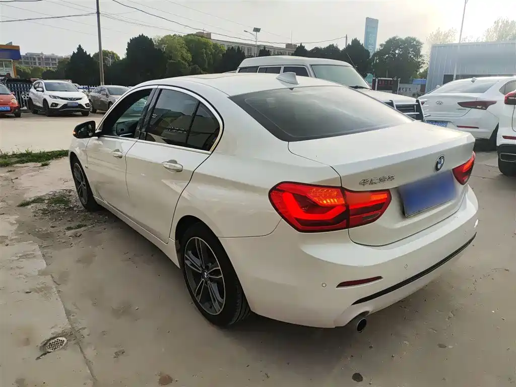 BMW 1 Series 2018 118i Sport Edition фото 5