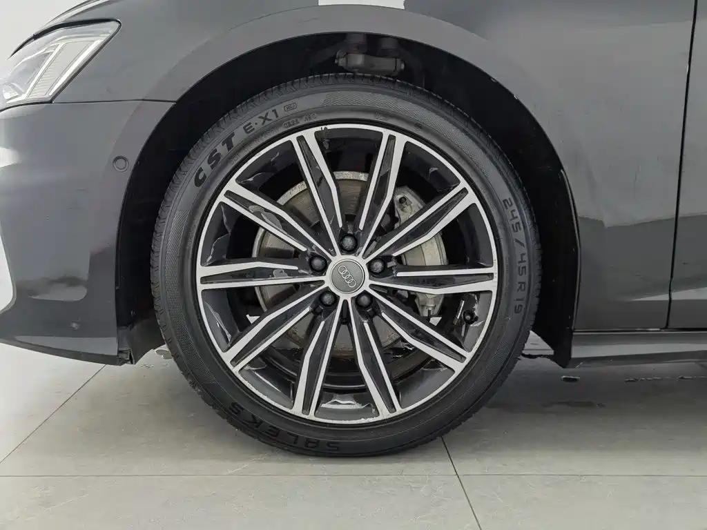 Фото 17 - Audi A6L