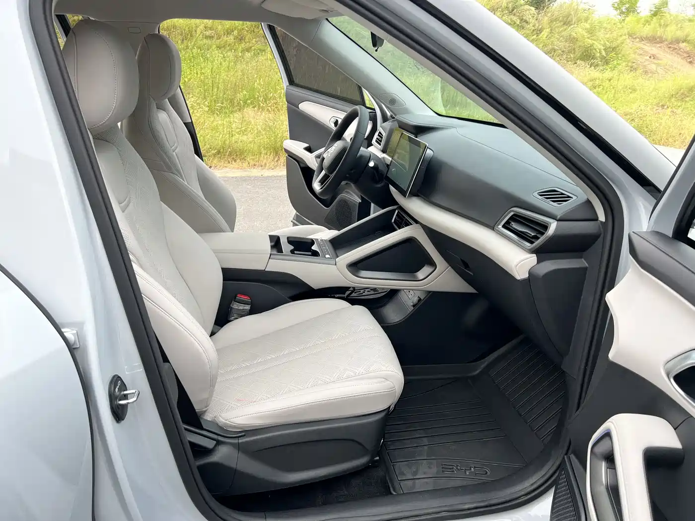 BYD Yuan UP 2026 2025 Model 301KM Navigator