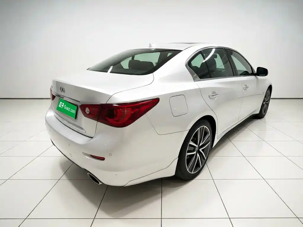 Photo 4 - Infiniti Q50L