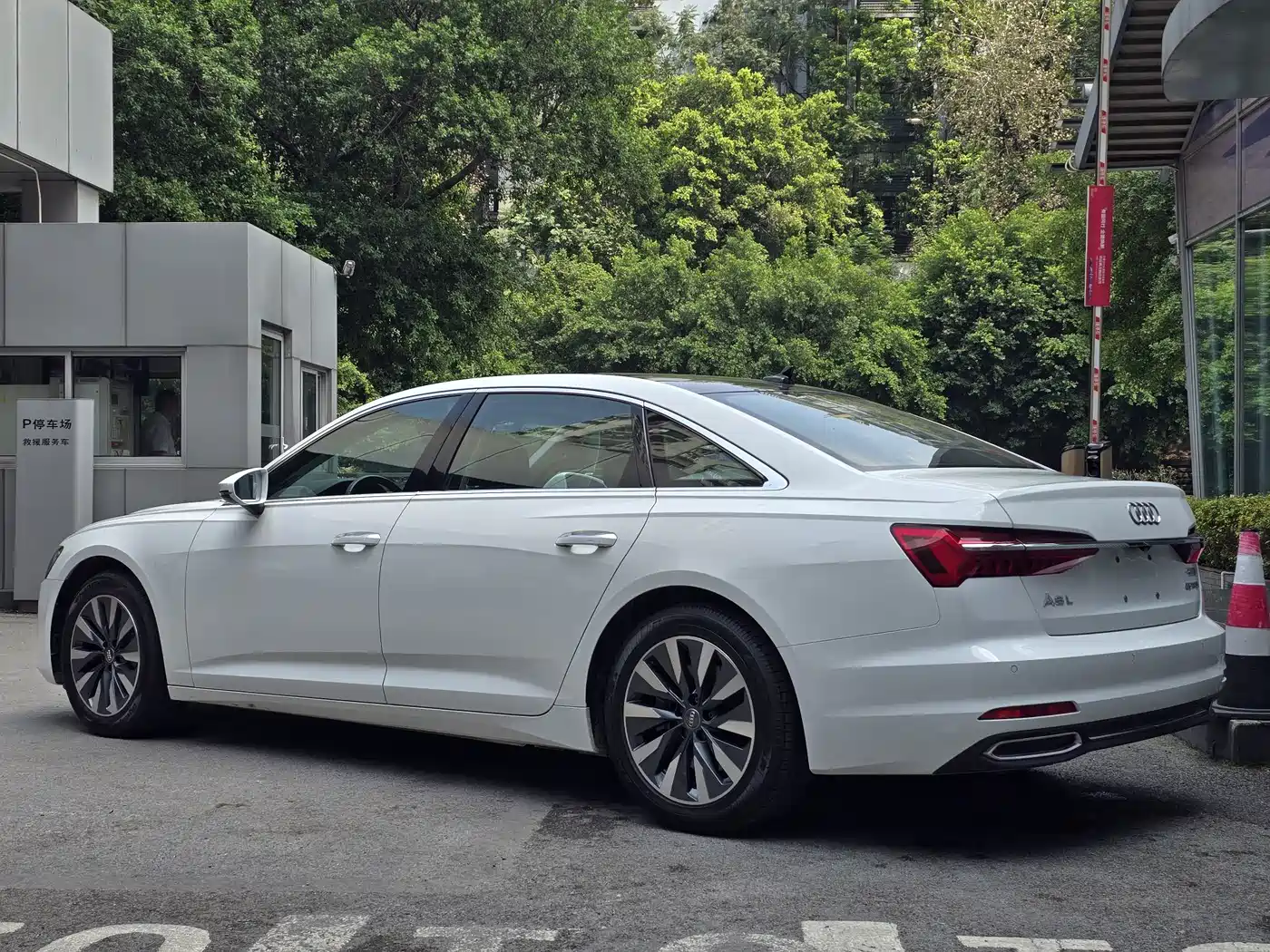 Фото 8 - Audi A6L