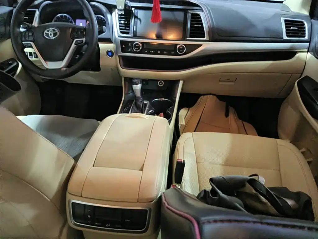 Photo 12 - Toyota Highlander