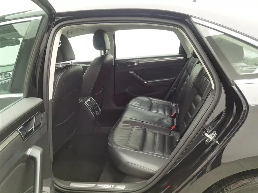 Volkswagen Passat 2016 330TSI DSG Executive Edition фото 15