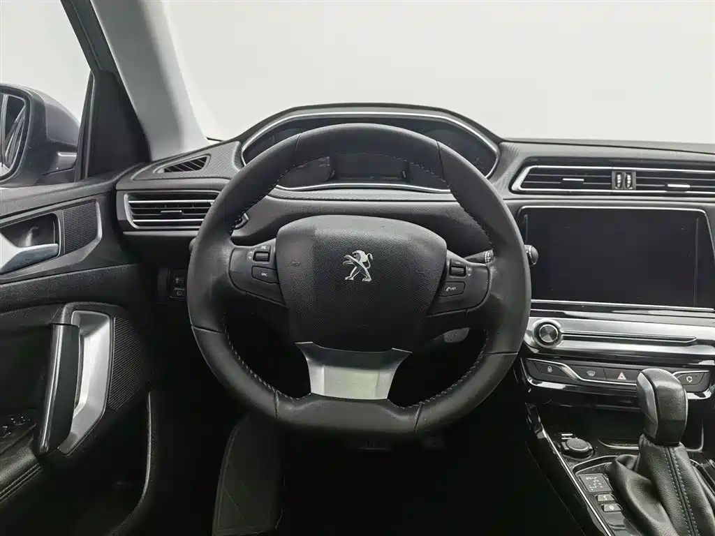 Peugeot 308 2018 1.6L Auto Luxury Edition фото 11