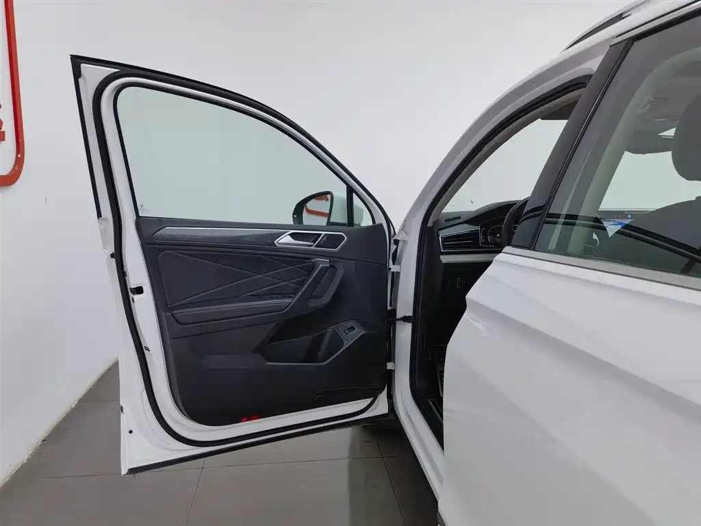 Volkswagen Tiguan L 2023 330TSI Auto 2WD R-Line Premium Edition фото 8