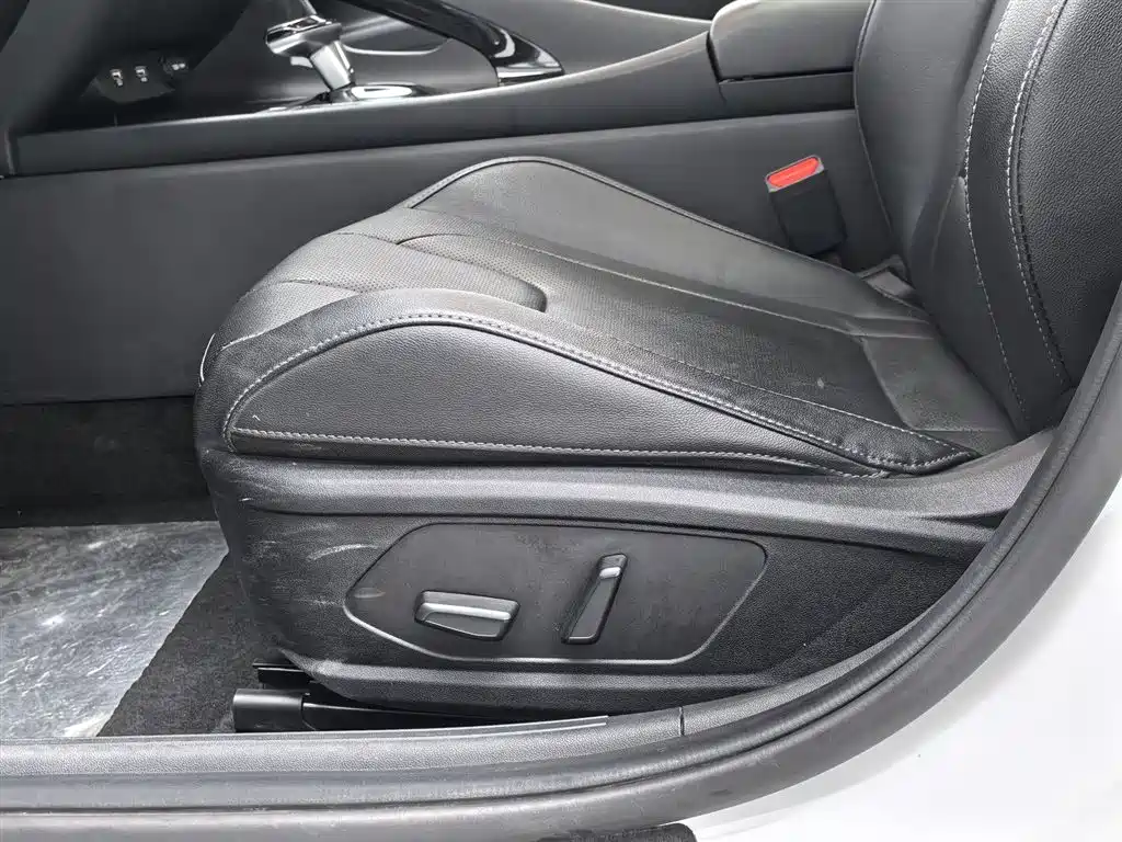 Hyundai Elantra 2022 1.5L CVT LUX Premium Edition фото 20