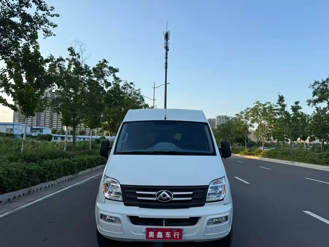 Photo 2 - SAIC Maxus Xintu V80