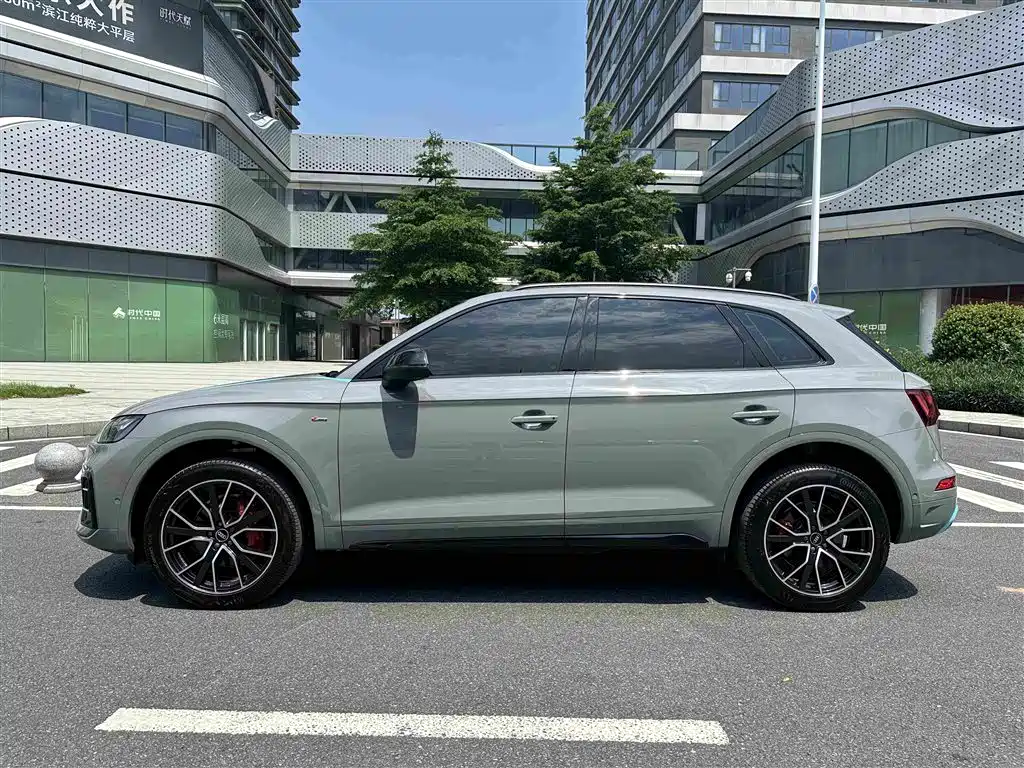 Фото 10 - Audi Q5L