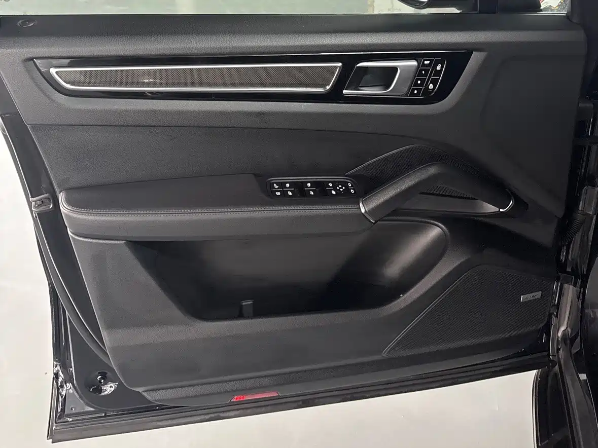 Photo 8 - Porsche Cayenne New Energy