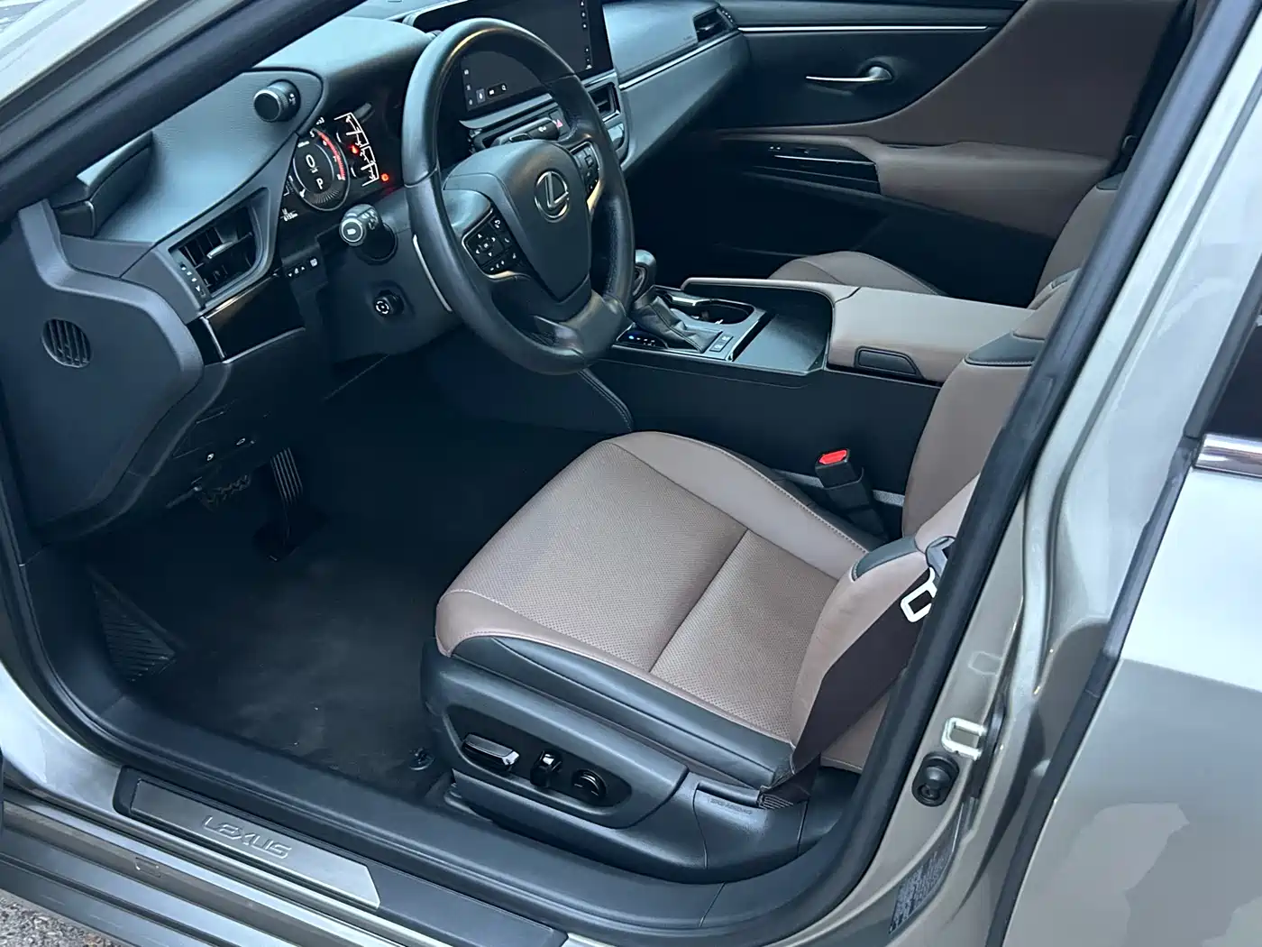 Lexus ES 2022 300h Ultimate Edition фото 8